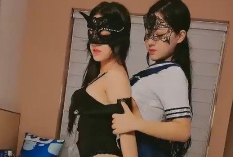 双女情趣装互舔轮流口交乳交非常诱人!海报剧照