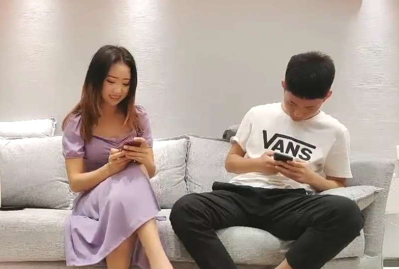 害羞的妹子，笑起来够甜，让我心痒痒迫不及待想操一顿!海报剧照