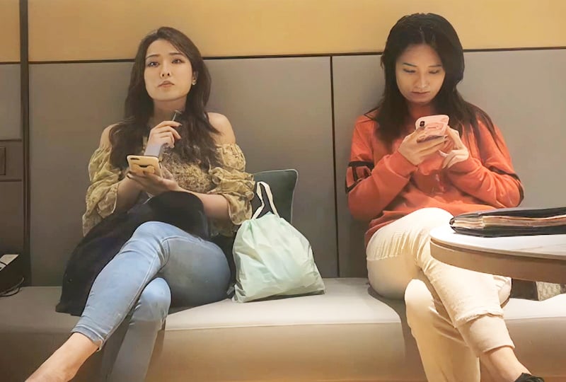 二选一 猜小哥选哪位 留下的这位可真骚呀搞得呻吟连连!海报剧照