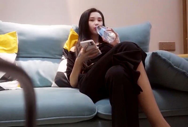 大爷叫妹子出来边做爱边直播!海报剧照