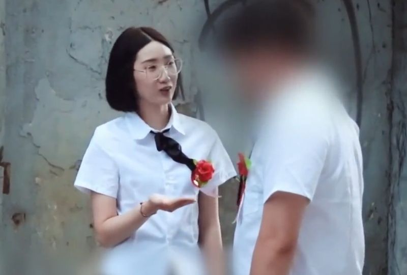 毕业了送出第一次的性爱!海报剧照