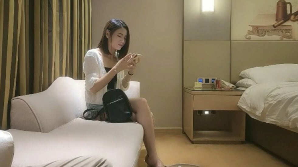 小马寻花深夜激情齐逼牛仔短裤外围,对着镜头掰穴揉搓,上位骑坐自己动,正入抽插呻吟大声海报剧照