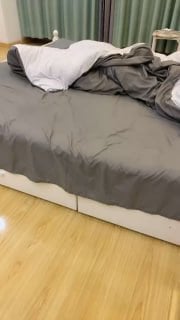 刺激战场，露脸颜值不错的小姐姐躺在床上让小哥们轮着玩海报剧照