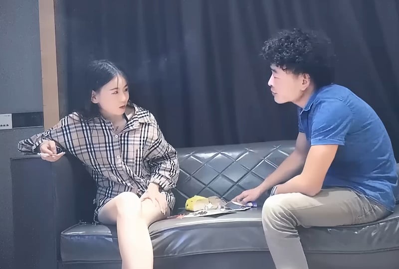 4000约很漂亮的00后小美女，被大鸡巴直接怼哭了，还直接干了两炮，隔着屏幕都能感觉到疼!海报剧照