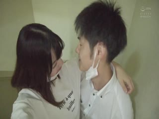 其实我闺蜜的女朋友是个隐藏的大奶子的!海报剧照