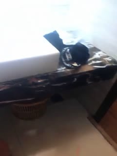 戴着大链子有点装B的90后小伙嘴挺会说的约了2位不太情愿的年轻闺蜜开房啪啪太嫩了边干边说好紧呐对白精彩-2海报剧照