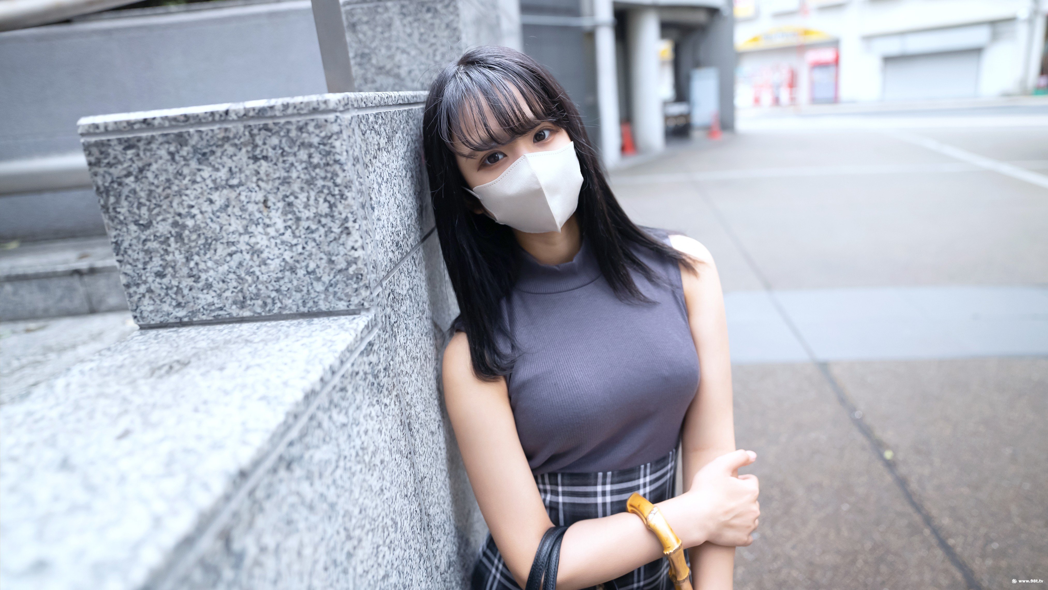 第一次摄影！！电影画风！还什么颜色也没被染成的20岁刚成为的坦率巨乳的专门学生···一边享受挤进住宿处摇晃的美乳海报剧照