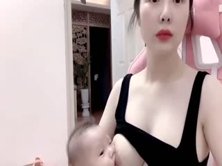单亲妈妈和榜一大哥连线，直播哺乳海报剧照