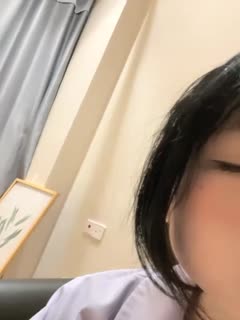 卡哇伊眼镜美少女！JK装撩起裙子！跪在沙发翘起屁股，小穴还塞着跳蛋【1】海报剧照