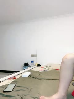 可爱萌小七这小姑娘真骚，全程露脸吃了性药跟两大哥激情啪啪，前面草嘴后面草逼多各种抽插，颜射道具玩逼1 (1)海报剧照