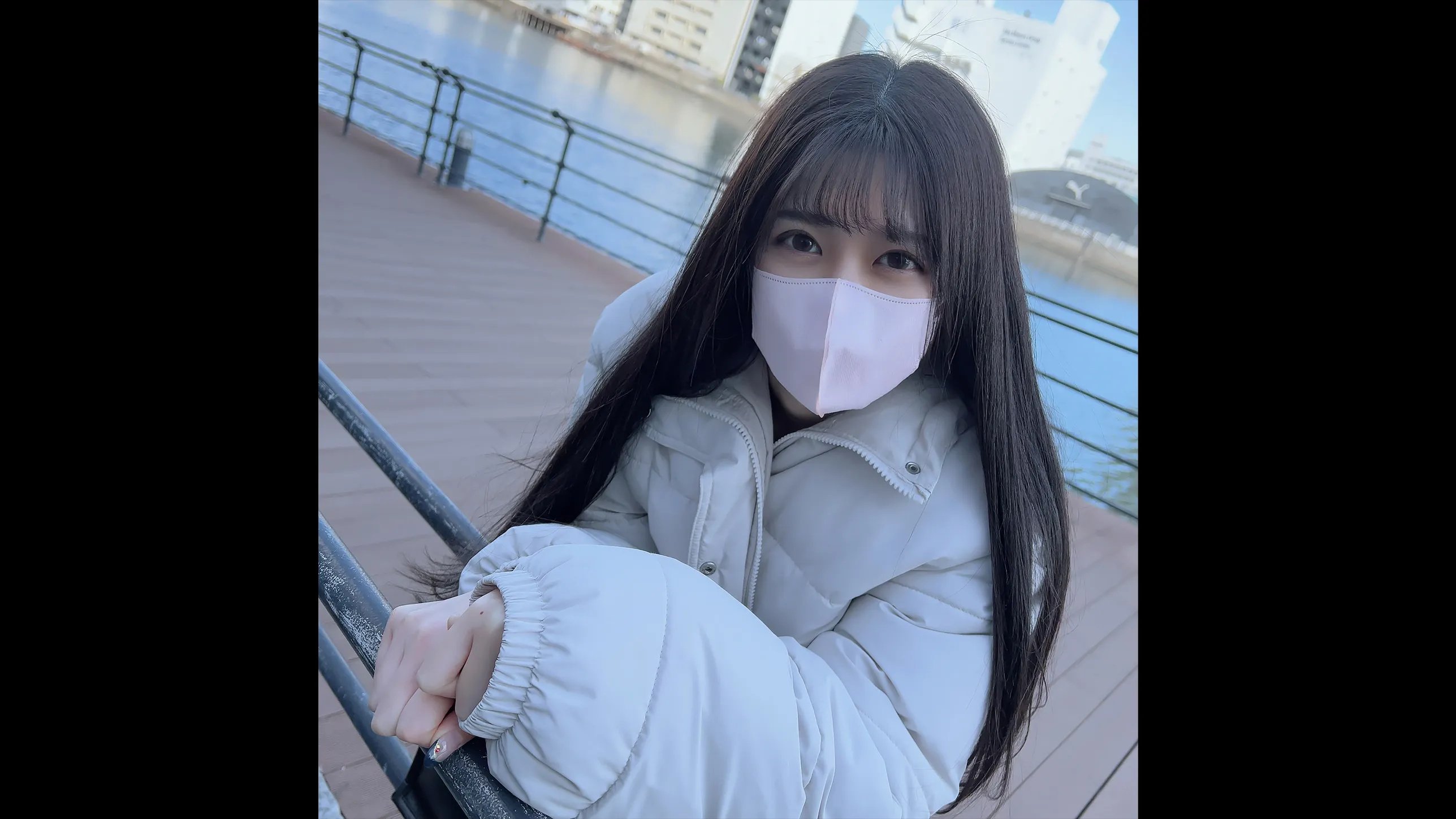 第一枪！ ！当众下流让我兴奋… 长着可爱脸庞的美女接待员，异性癖好到户外，嘴里射精喝光她的体液！ ！然后她被带到!海报剧照