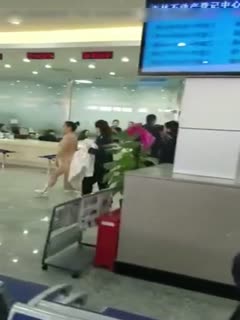 最新流出门事件背上写了个大字的大波妹突然在办证大厅脱光光大声述说海报剧照