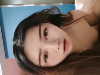 大学妹子全裸自慰啤酒瓶抽插秀的啊海报剧照