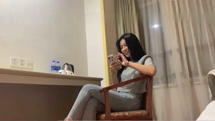 在约炮软件上约到了漂亮女同事，混熟了之后就不客气的把她干翻！海报剧照
