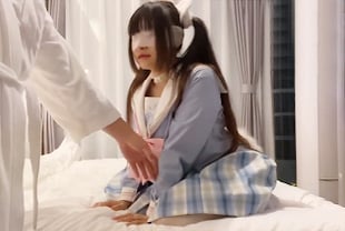 土豪玩操穿着制服的极品小萝莉在床上抓住双马尾出力猛操！海报剧照