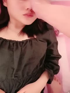 花了2W刚从学校拉了三个超级粉嫩学生妹，为了还贷出来卖初夜有露脸_身材非常正点一个接一个轮流着干2海报剧照