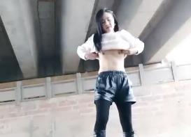 骚气少妇驾车户外桥下自慰勾引环卫大爷摸屁股再回车上后座跳蛋震动逼逼.海报剧照